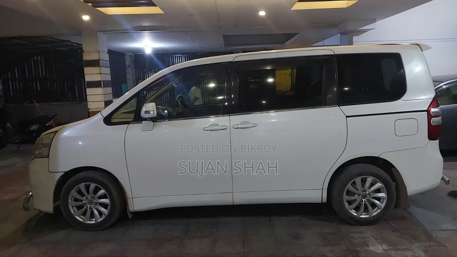 Toyota Noah 2.0 158hp AWD (8 Seater) 2012 Pearl