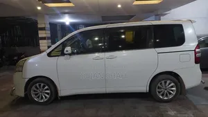 Toyota Noah 2.0 158hp AWD (8 Seater) 2012 Pearl