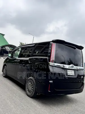 Toyota Noah 1.8 Front-Wheel Drive Hybrid (7-seater) 2017 Black