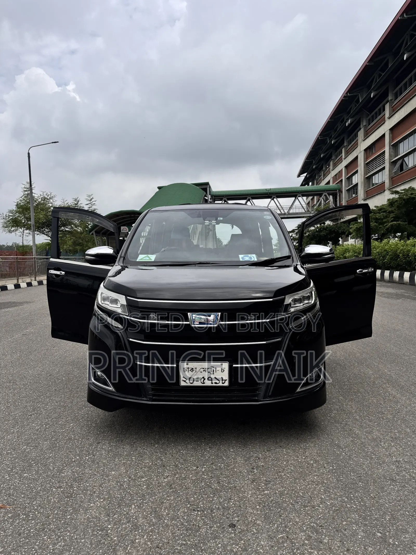 Toyota Noah 1.8 Front-Wheel Drive Hybrid (7-seater) 2017 Black