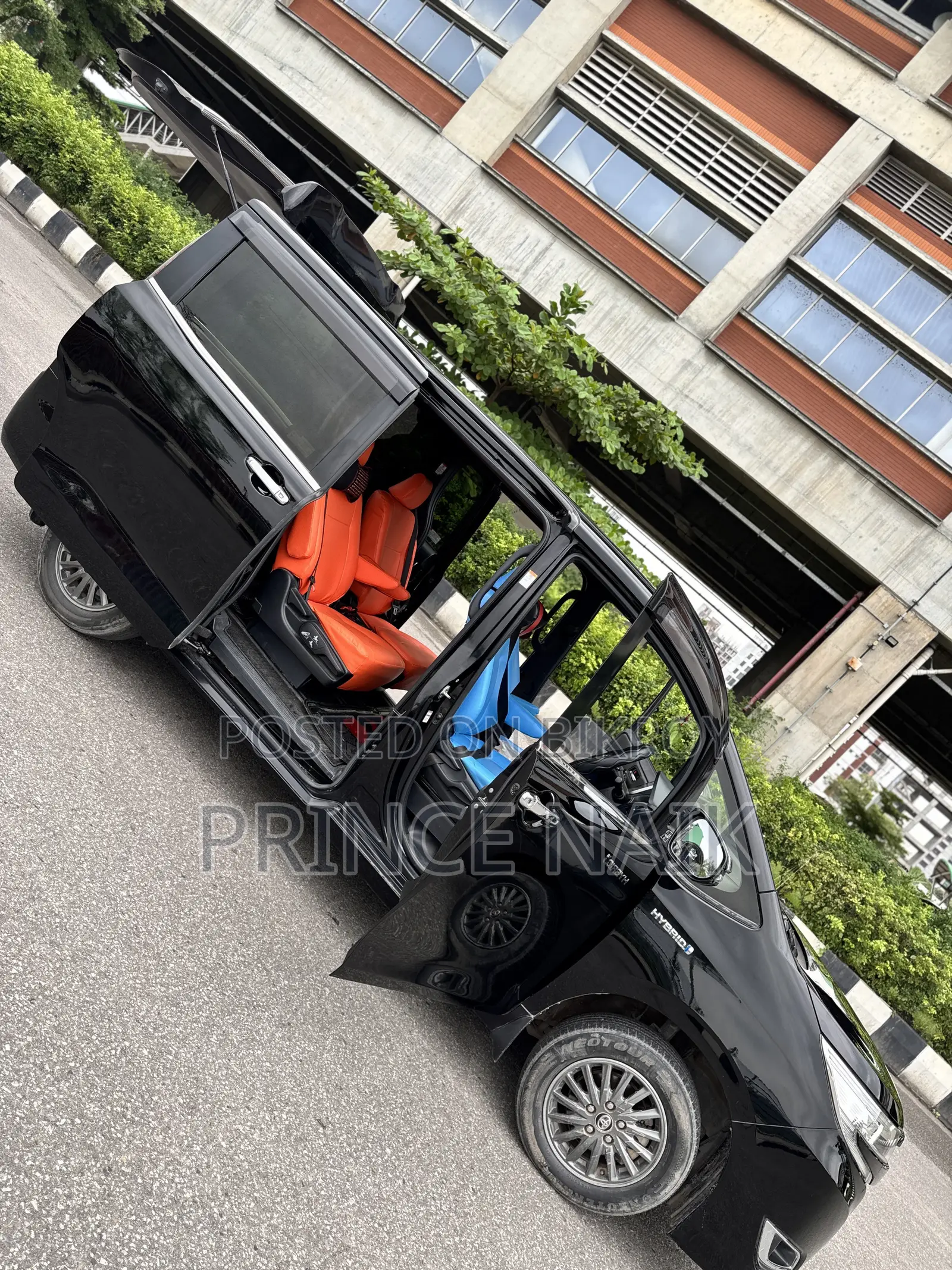 Toyota Noah 1.8 Front-Wheel Drive Hybrid (7-seater) 2017 Black