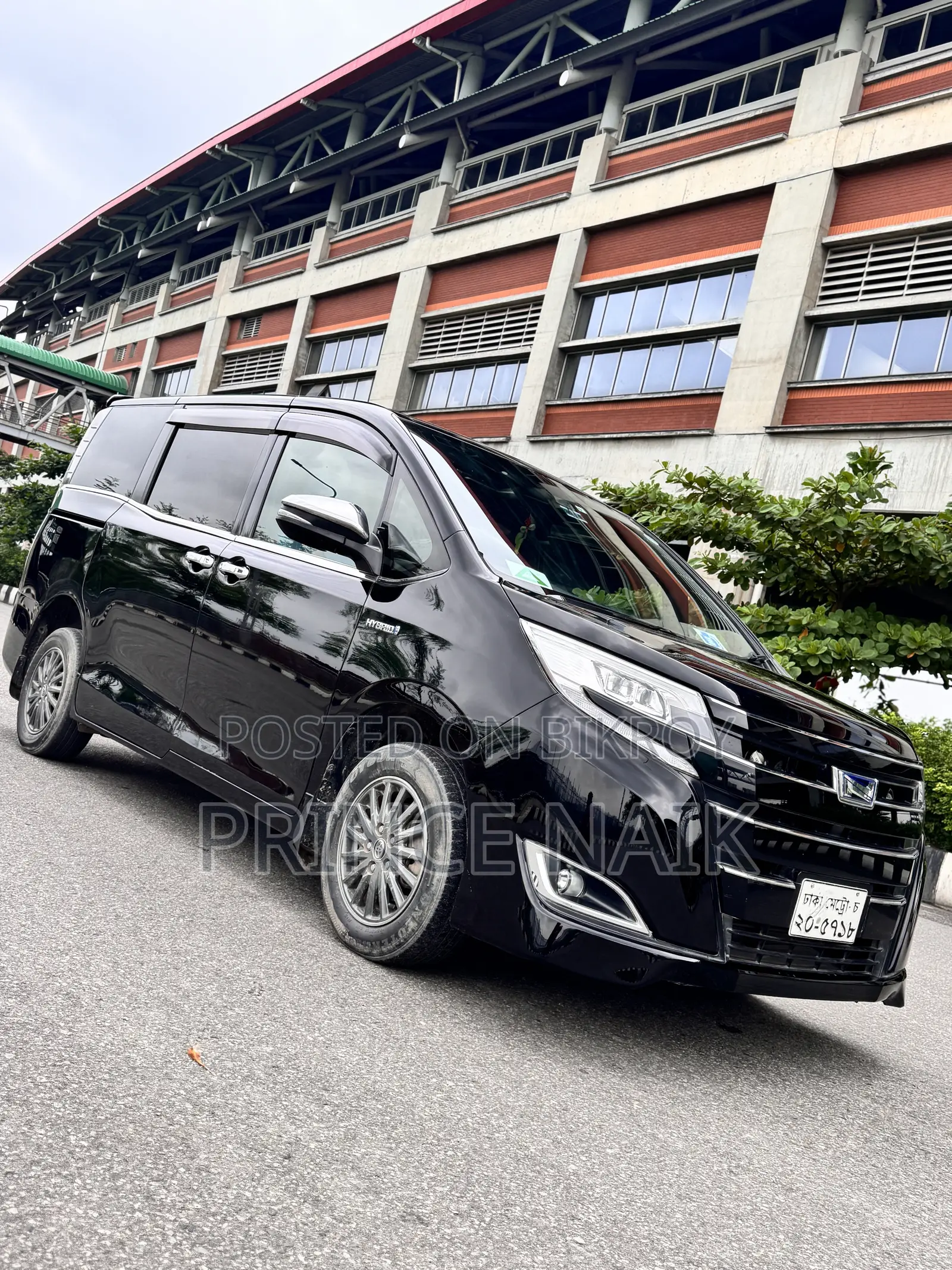 Toyota Noah 1.8 Front-Wheel Drive Hybrid (7-seater) 2017 Black