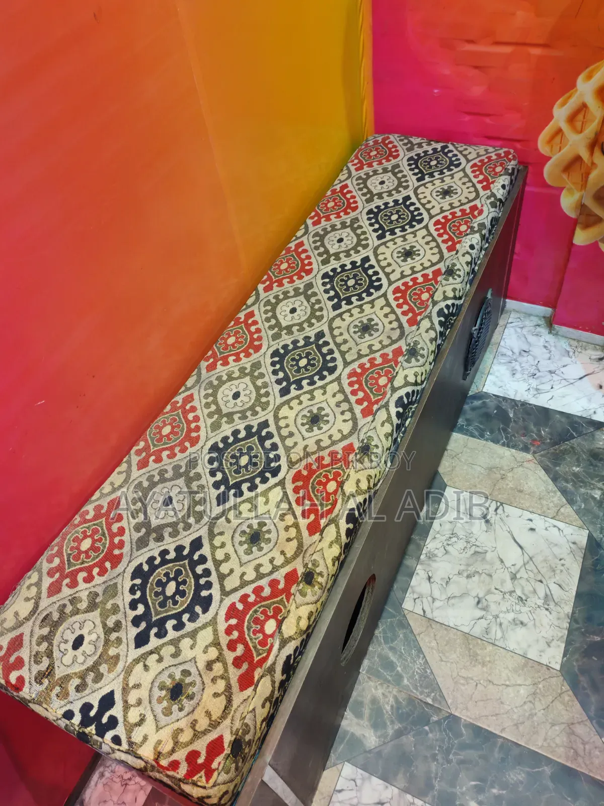 সাউন্ড সিস্টেম সহ বেঞ্চ সোফা