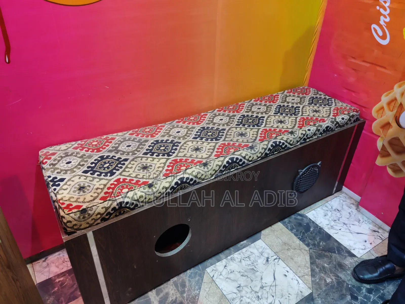 সাউন্ড সিস্টেম সহ বেঞ্চ সোফা