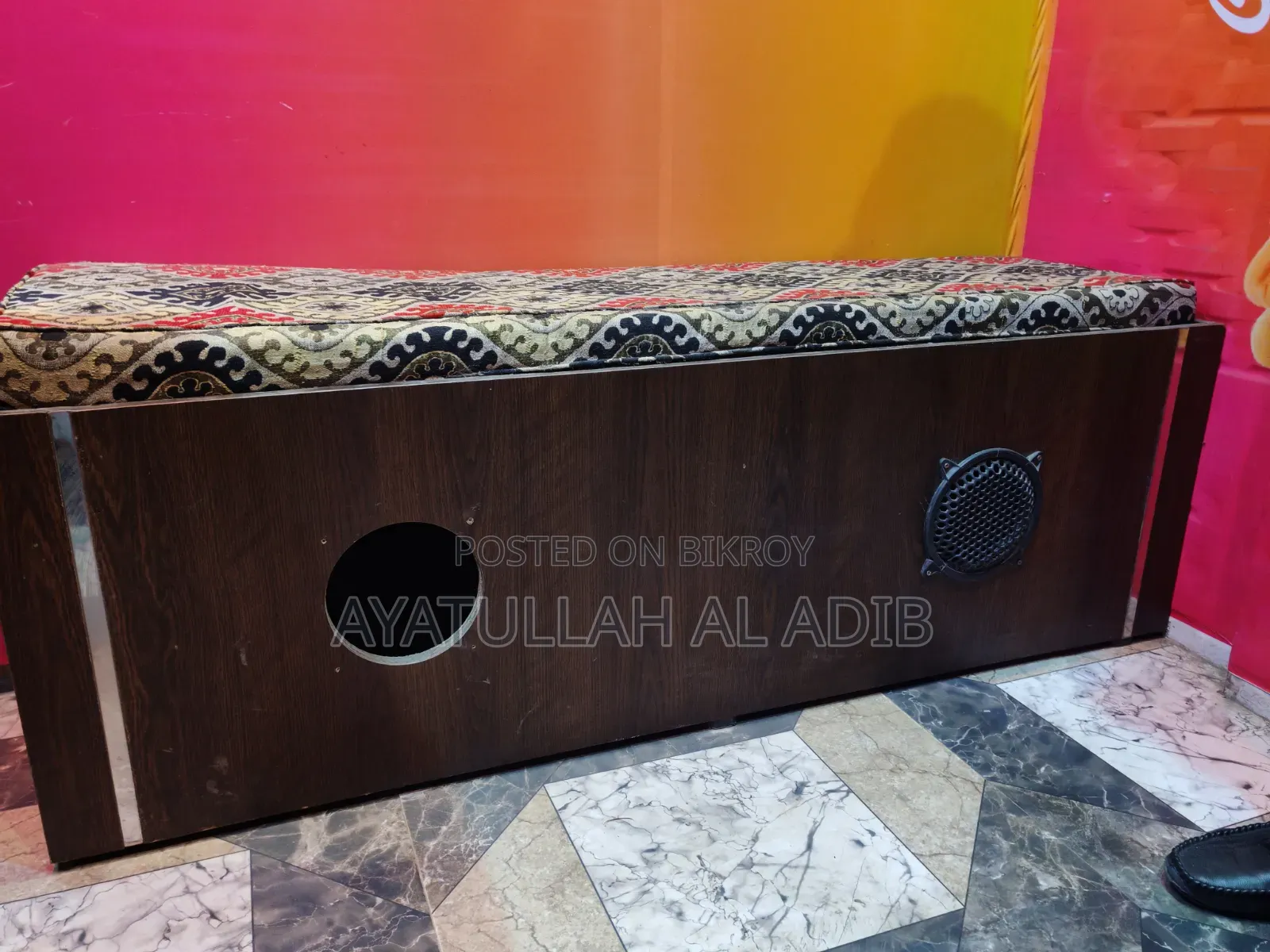 সাউন্ড সিস্টেম সহ বেঞ্চ সোফা