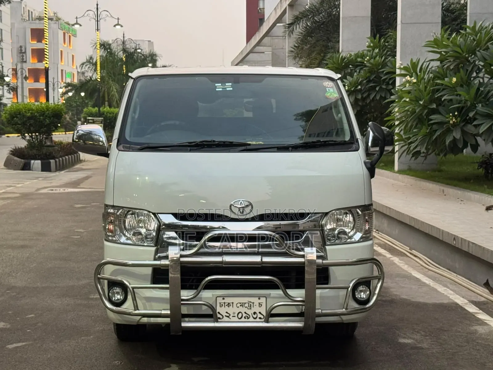 Toyota HiAce 2018 White