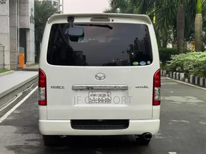 Toyota HiAce 2018 White