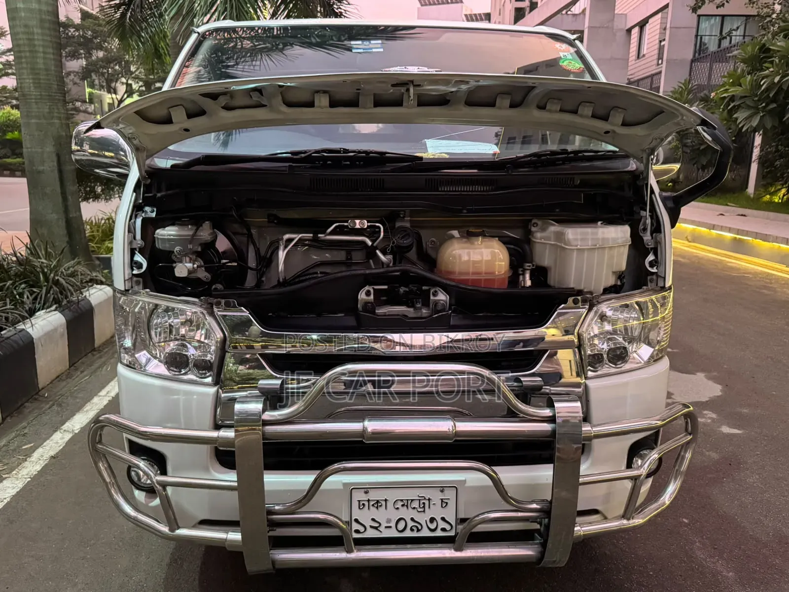Toyota HiAce 2018 White