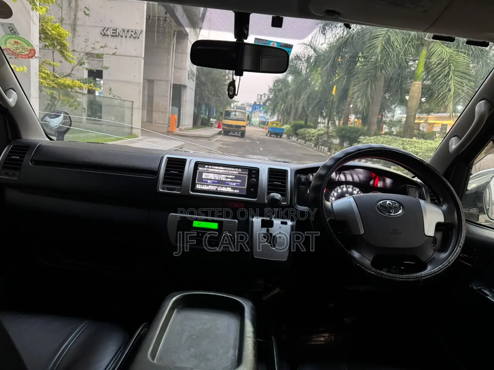 Toyota HiAce 2018 White