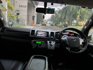 Toyota HiAce 2018 White