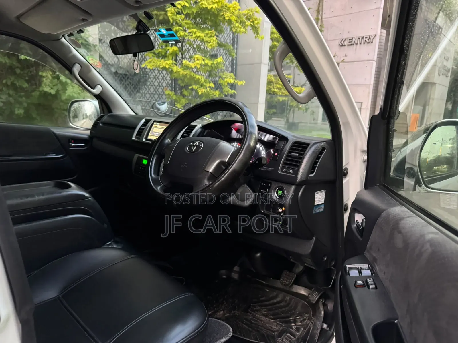 Toyota HiAce 2018 White