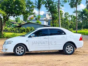 টয়োটা করোল্লা সেডান ২০০৫ সাদা