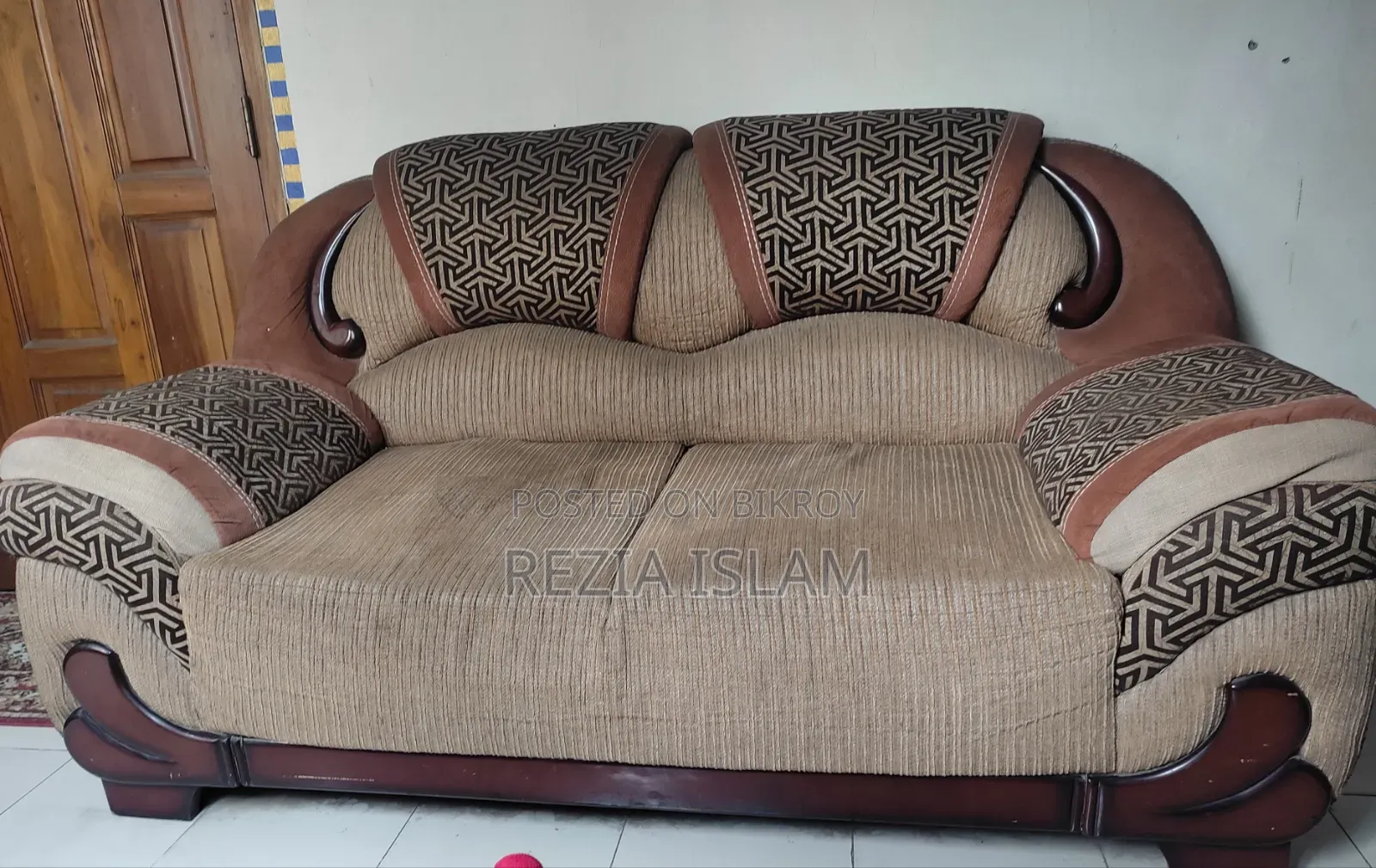 ৩সেট সুন্দর ও মজবুত সোফা বিক্রি হবে।