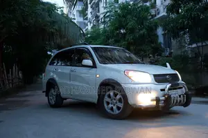 টয়োটা RAV4 ৪-সিলিন্ডার ফোর-হুইল ড্রাইভ ২০০৬ পার্ল