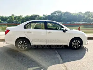 টয়োটা এক্সিও ১.৫ হাইব্রিড ২ডব্লিউডি ২০১৭ সাদা