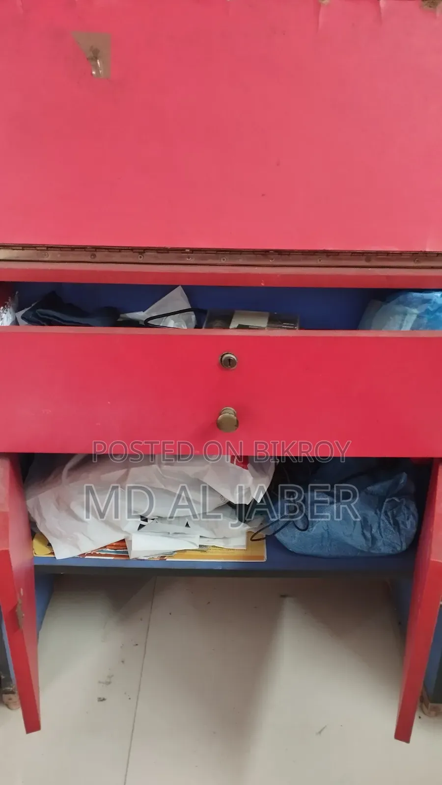 স্টোরেজ এবং লক সহ রিডিং টেবিল এবং স্টাডি ডেস্ক