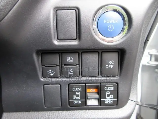 Toyota Noah 2021 Pearl