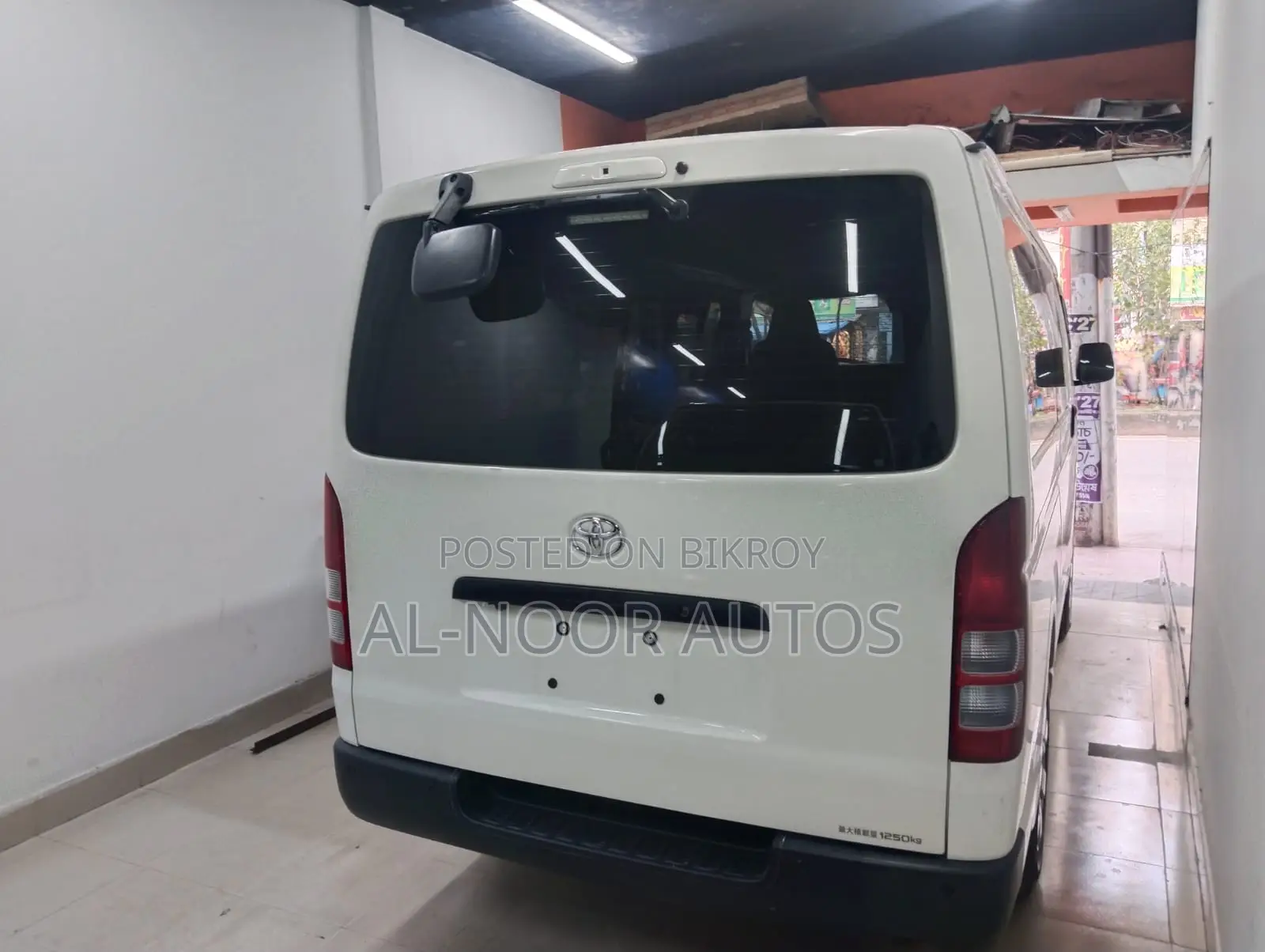 Toyota HiAce 2021 White