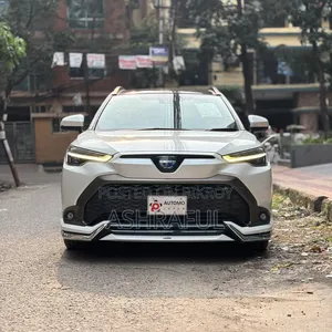 টয়োটা করোলা ক্রস ২০২২ সাদা