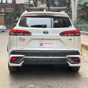 টয়োটা করোলা ক্রস ২০২২ সাদা