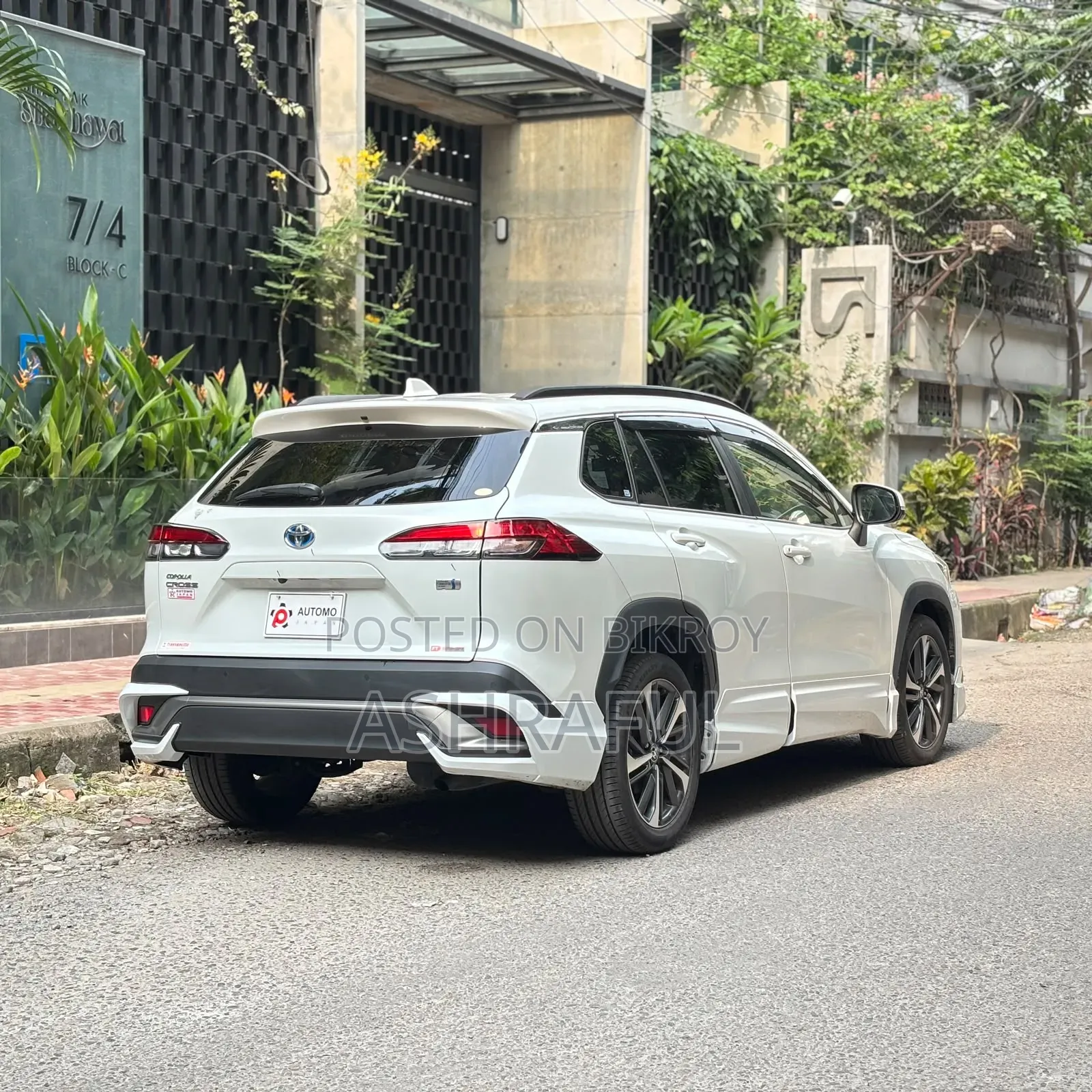 টয়োটা করোলা ক্রস ২০২২ সাদা