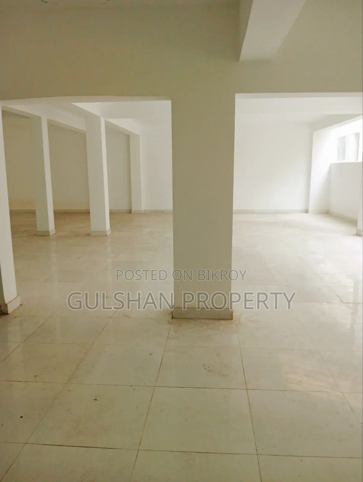 শোরুম এবং কফি শপ রেস্টুরেন্টের জন্য ৩০০০ বর্গফুট সুপার লোকেশনে ভাড়া