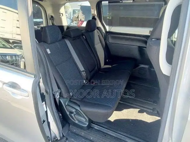 Toyota Noah 2.0 FWD (8 Seater) 2021 Silver