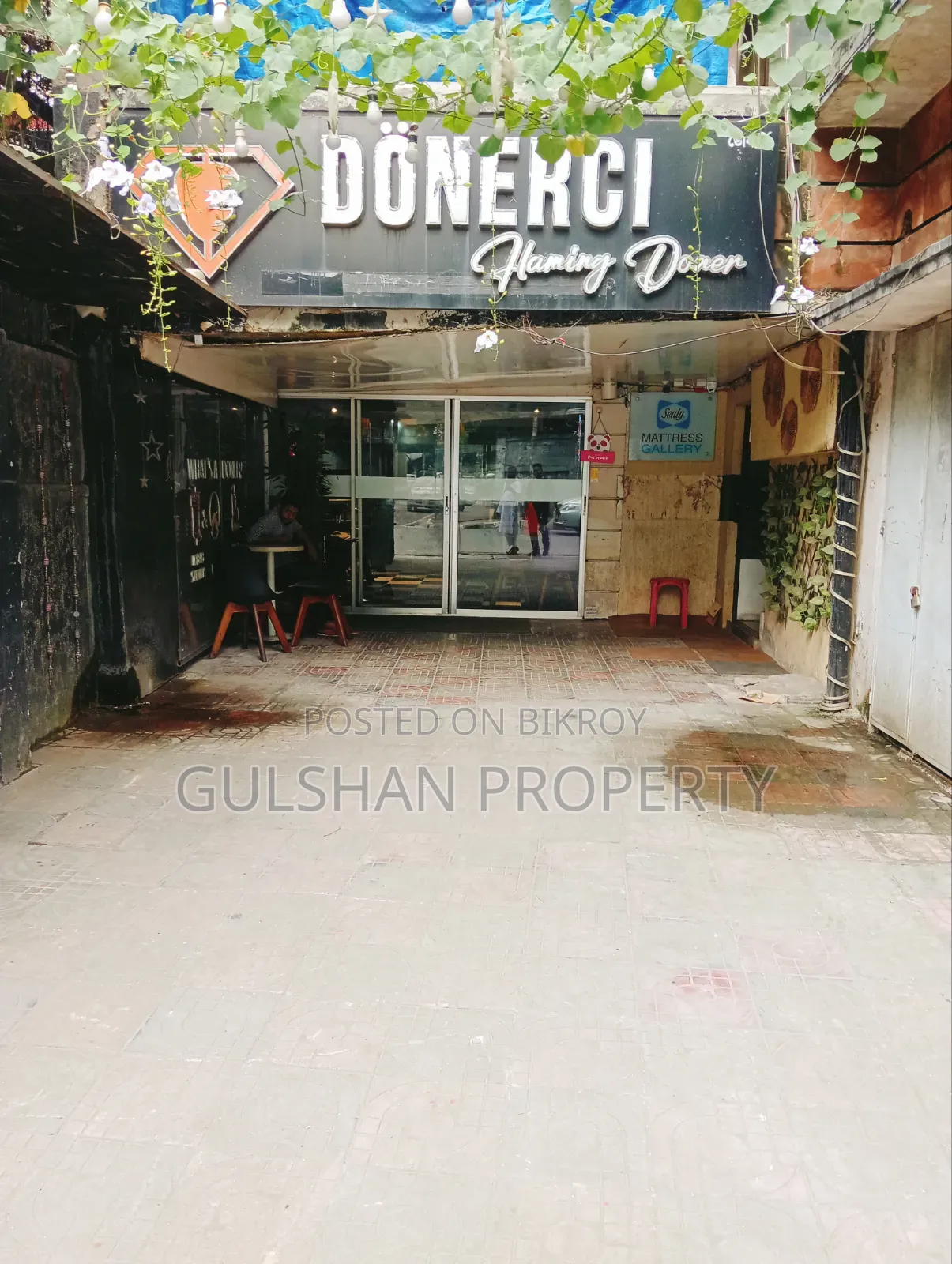 রেস্তোরাঁ কফি শপ পার্লারের ভাড়ার জন্য মূল সড়কের ২০০০ বর্গফুট