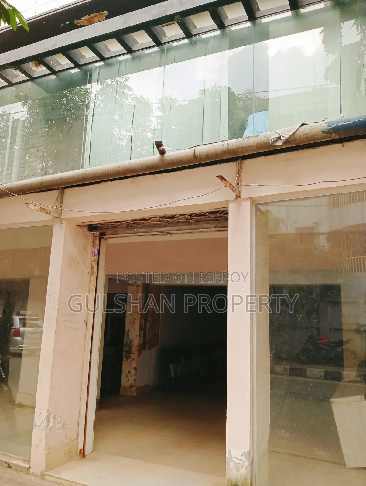 রেস্তোরাঁ কফি শপ পার্লারের ভাড়ার জন্য মূল সড়কের ২০০০ বর্গফুট