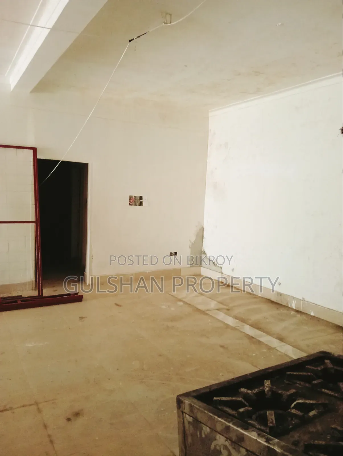 রেস্তোরাঁ কফি শপ পার্লারের ভাড়ার জন্য মূল সড়কের ২০০০ বর্গফুট