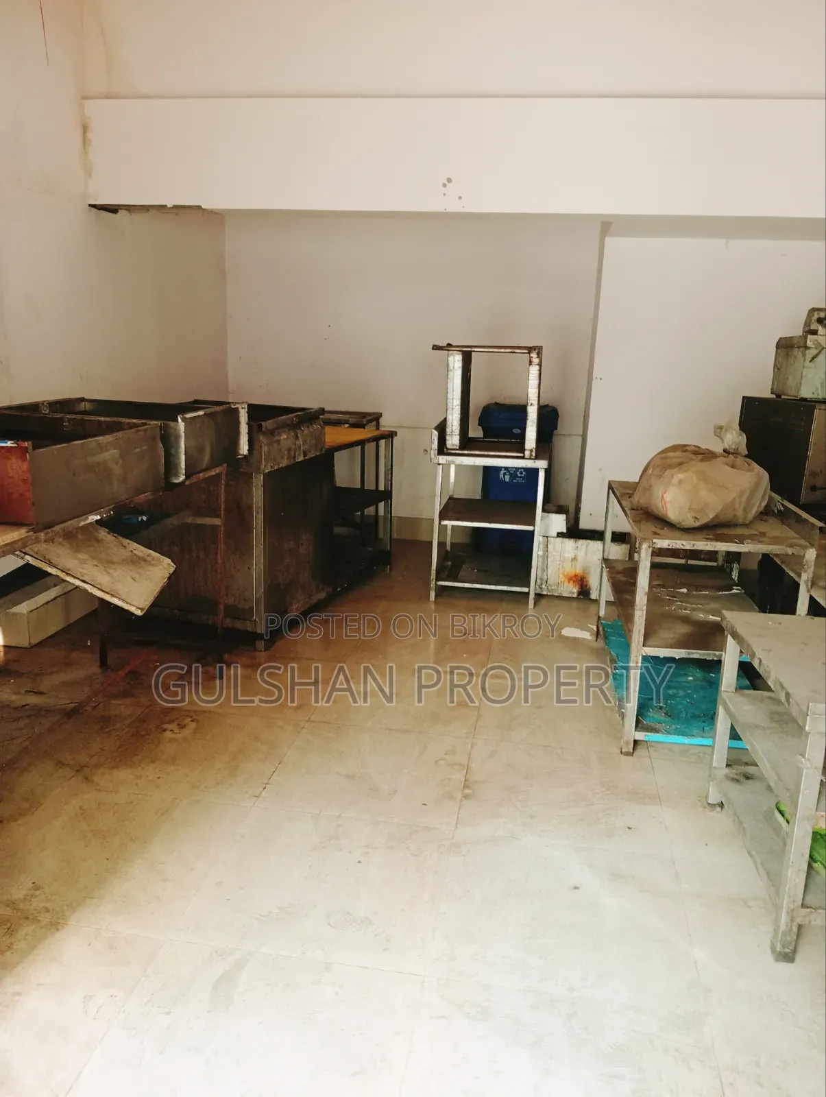 রেস্তোরাঁ কফি শপ পার্লারের ভাড়ার জন্য মূল সড়কের ২০০০ বর্গফুট