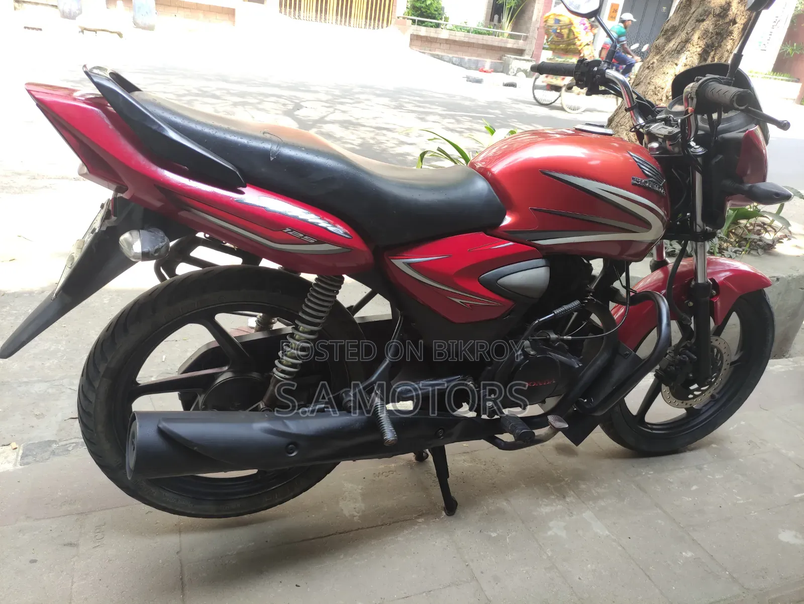 হোন্ডা সিবি ২০১৭ লাল