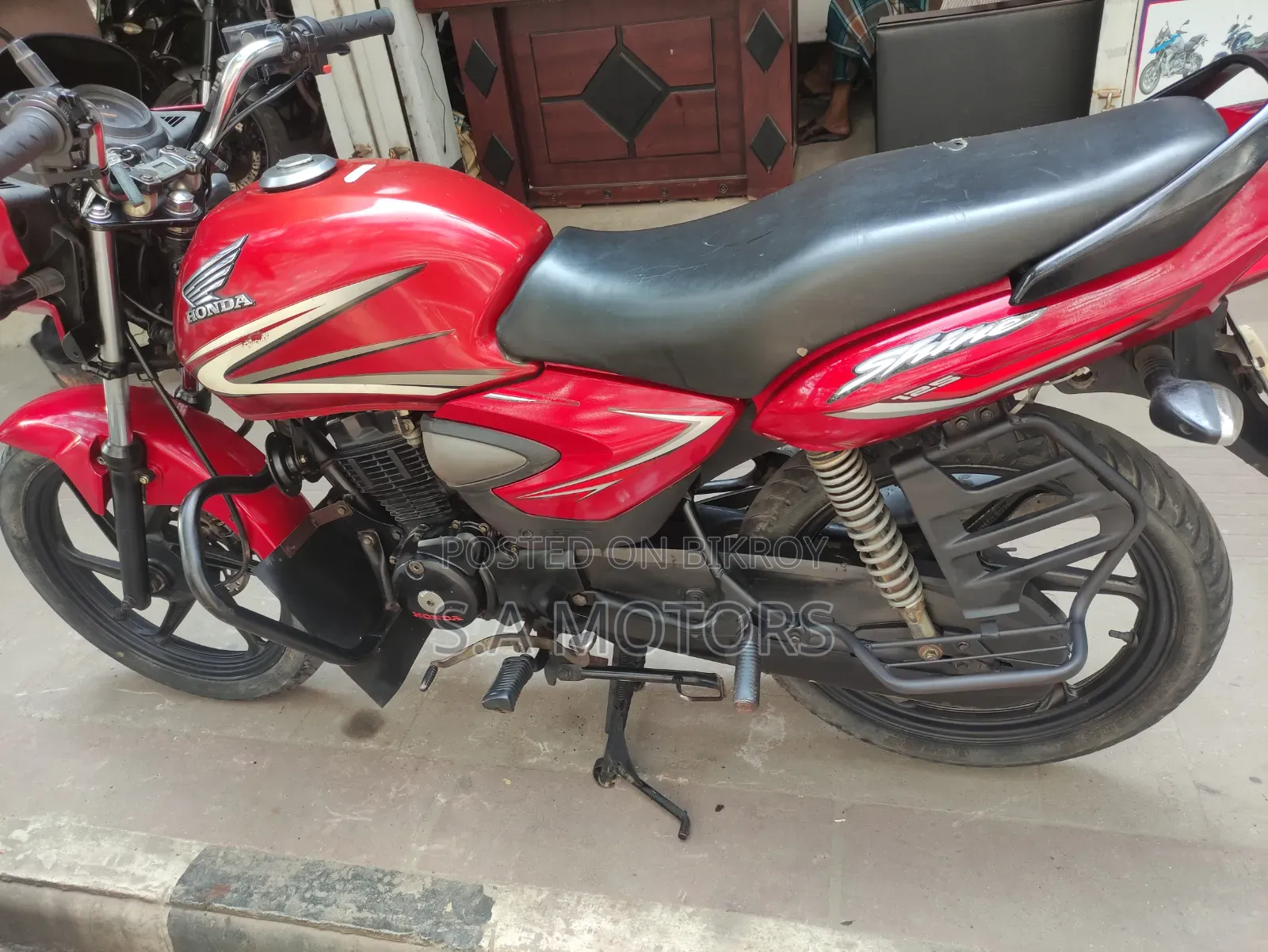 হোন্ডা সিবি ২০১৭ লাল