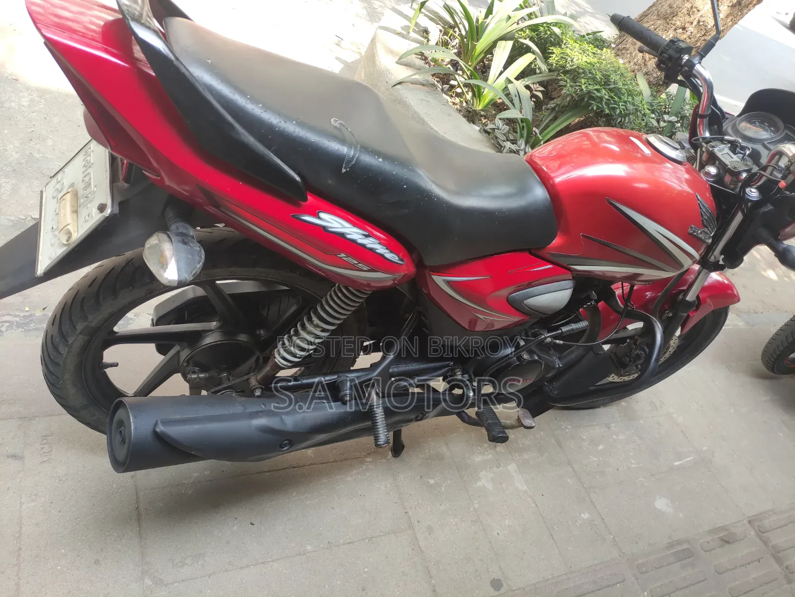 হোন্ডা সিবি ২০১৭ লাল