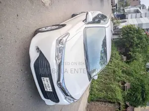 টয়োটা এক্সিও ২০১৫ সাদা
