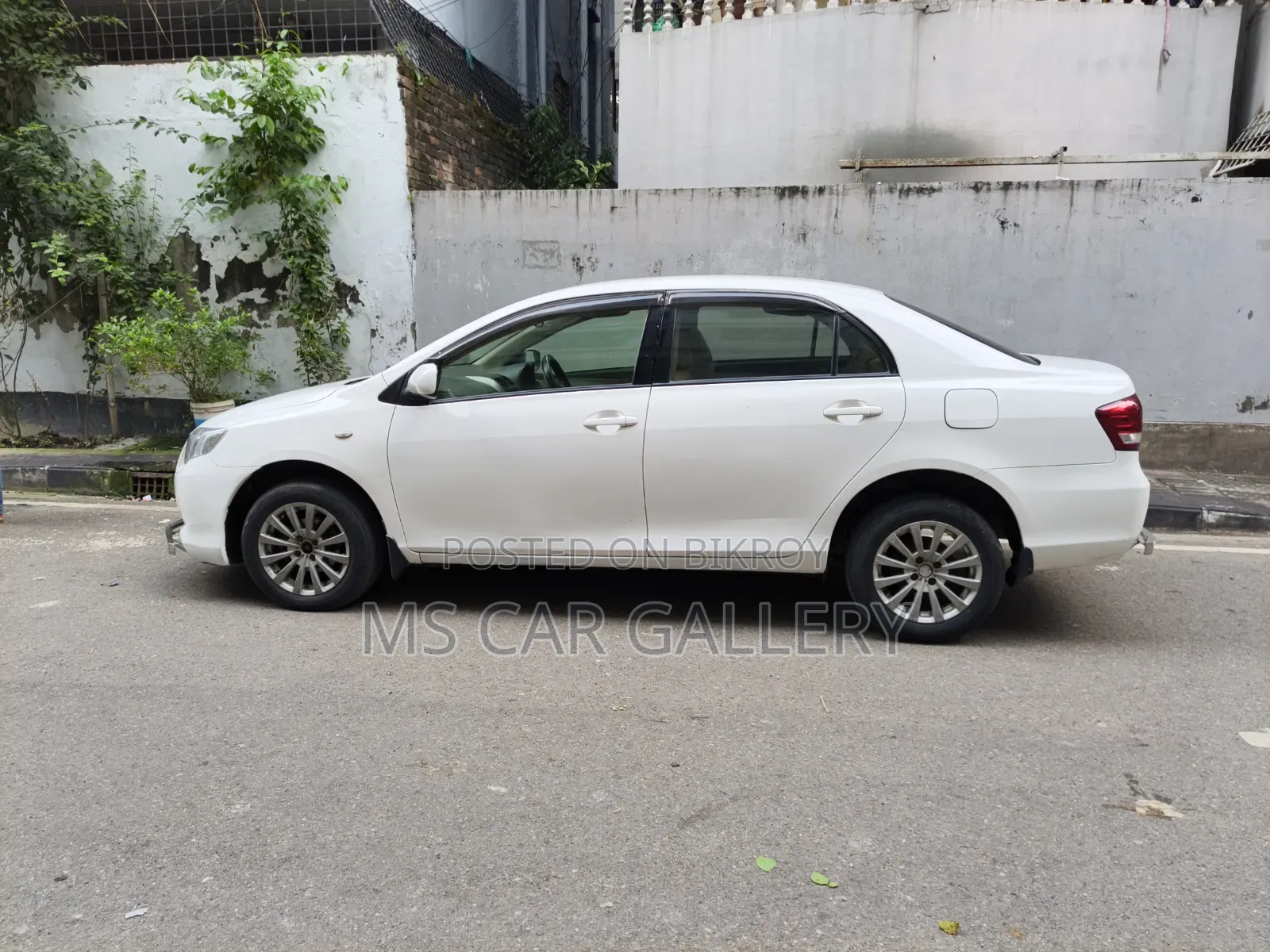 টয়োটা অ্যাক্সিও ১.৫ এক্স এইচআইডি টু-ডব্লিউডি ২০১২ সাদা