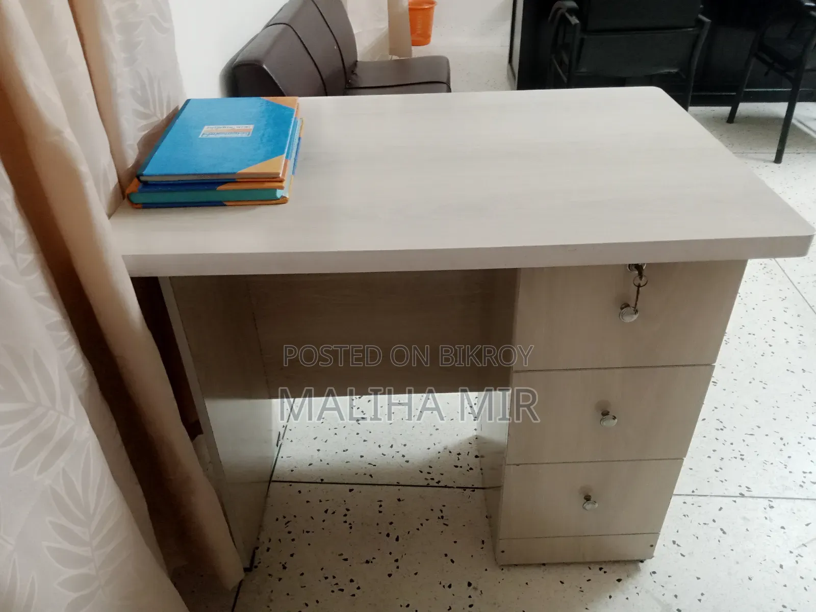 মাত্র ১ বছর ব্যবহৃত, প্রায় নতুন কন্ডিশনের প্রিমিয়াম কোয়ালিটির টেবিল