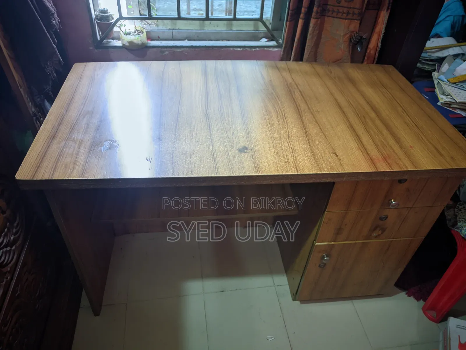ভালো টেবিল কম দামে বিক্রি করে দেওয়া হবে