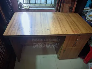 ভালো টেবিল কম দামে বিক্রি করে দেওয়া হবে