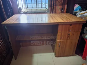 ভালো টেবিল কম দামে বিক্রি করে দেওয়া হবে