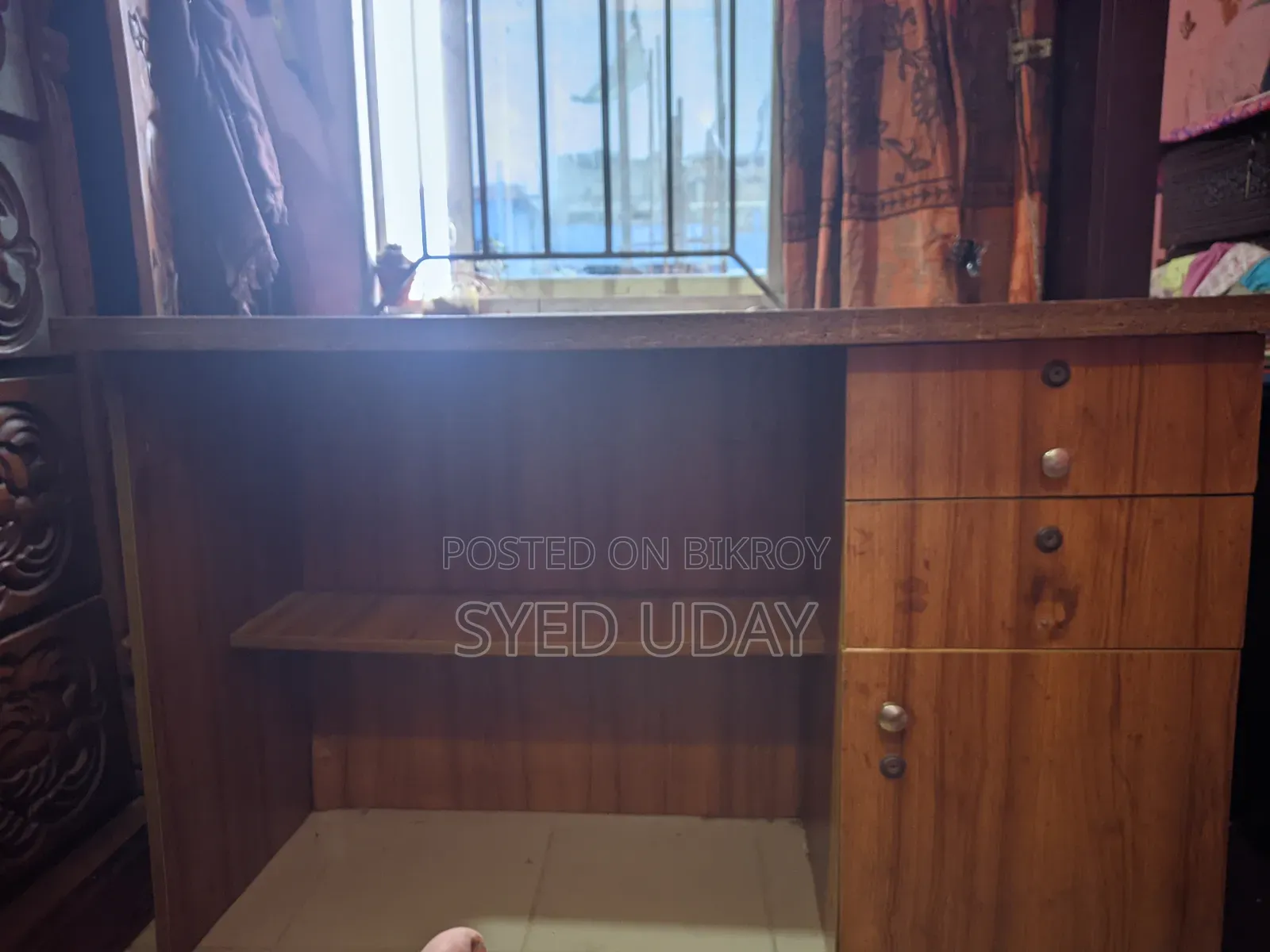 ভালো টেবিল কম দামে বিক্রি করে দেওয়া হবে