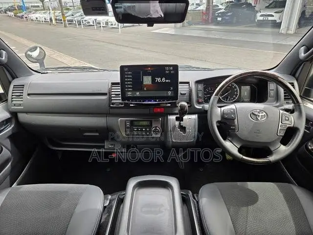 Toyota HiAce 2022