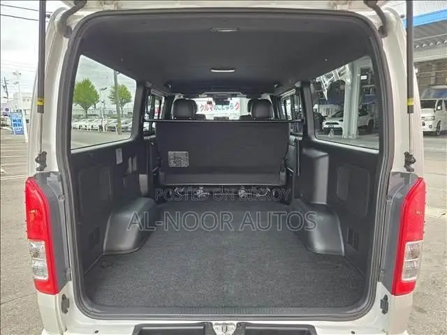 Toyota HiAce 2022