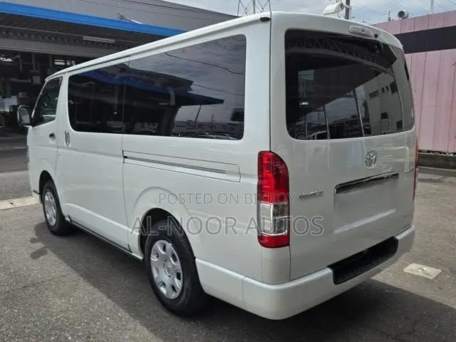 Toyota HiAce 2022
