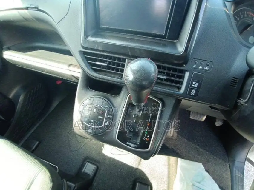 Toyota Noah 2.0 FWD (8 Seater) 2021 Pearl