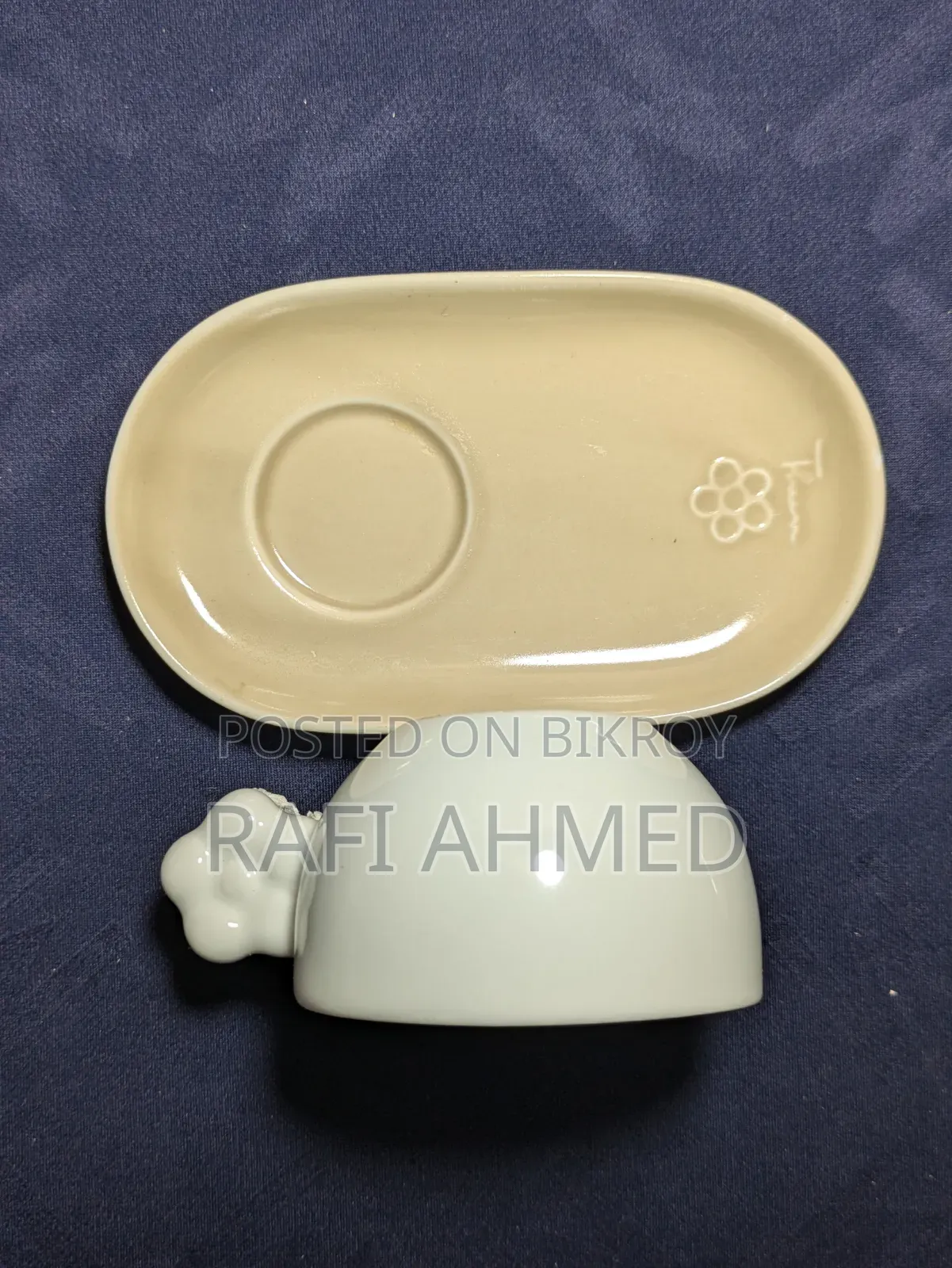 মিনিমালিস্ট ব্লসম ট্রে কাপ