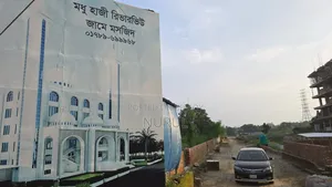 বছিলা হাজী মধু সিটি ১৭ নম্বর রোডে দুইটি প্লটের পর ১০ কাঠা জমি সেল হবে