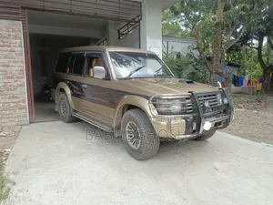 Mitsubishi Pajero 1994 Gold