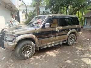 Mitsubishi Pajero 1994 Gold