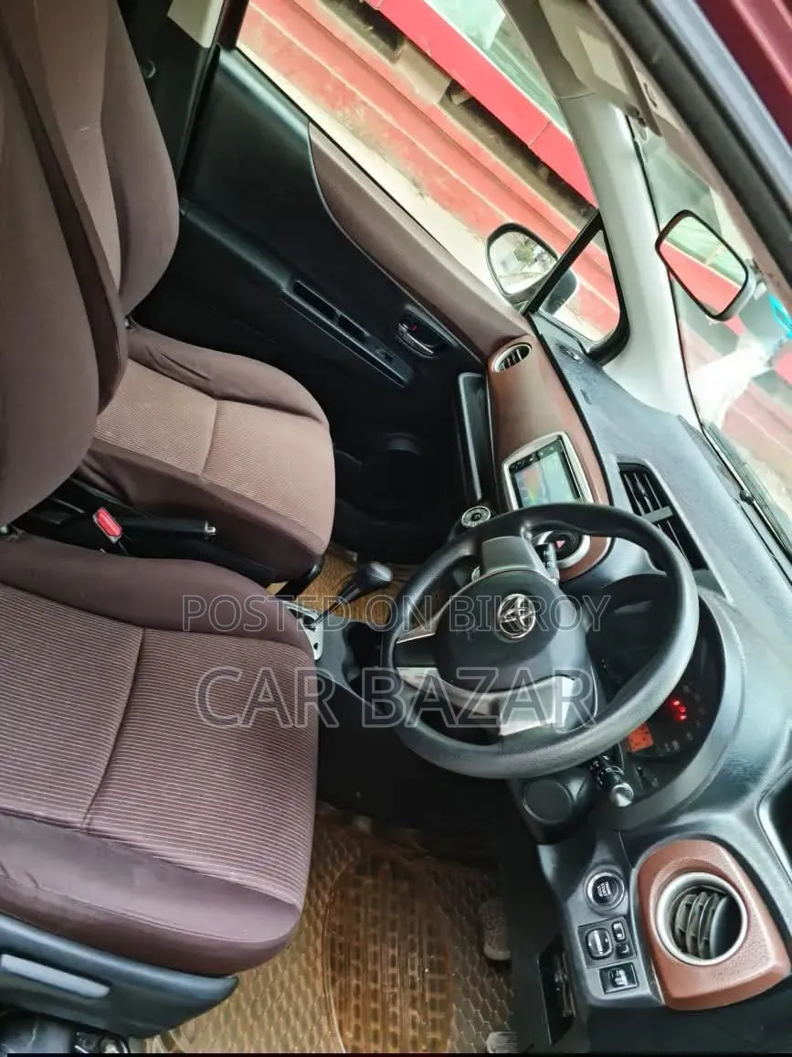 Toyota Vitz 1.3 Front-Wheel Drive 5-Door 2012 Maroon